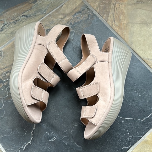 Clarks Collection Soft Cushion Tan Sandal with Adjustable Velcro Straps 7.5 - Picture 2 of 7